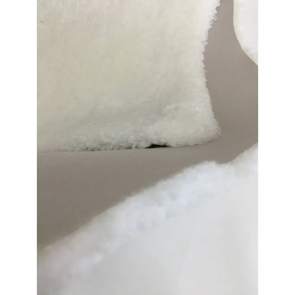 Soft and cozy white faux sheepskin / faux fur accent rug